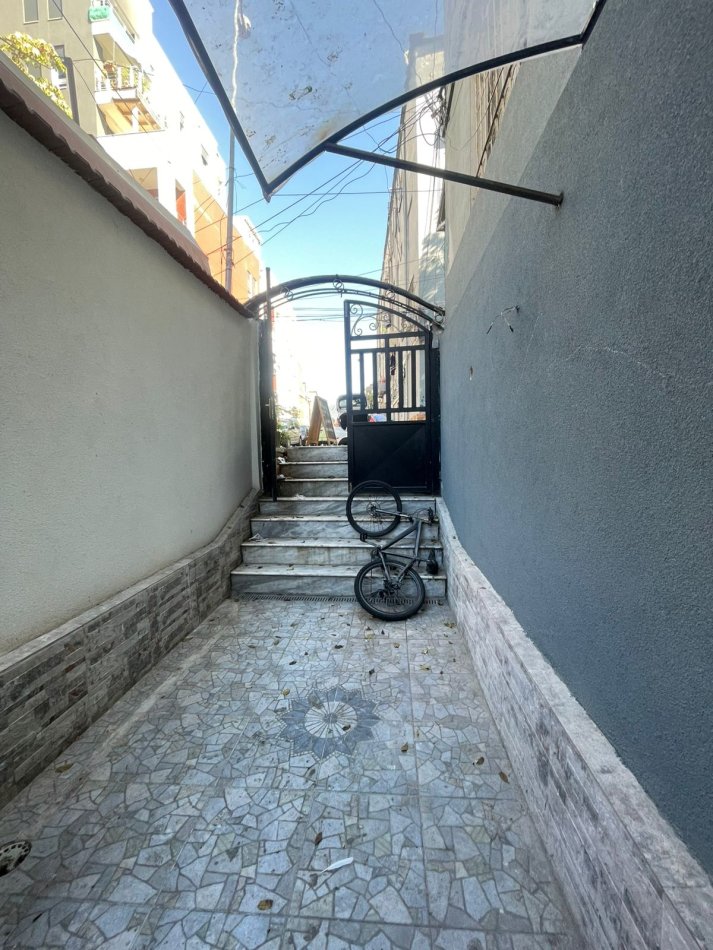Tirane, jepet me qera ambjent biznesi Kati 1, 45 m² 400 € (Rruga e Dibres)