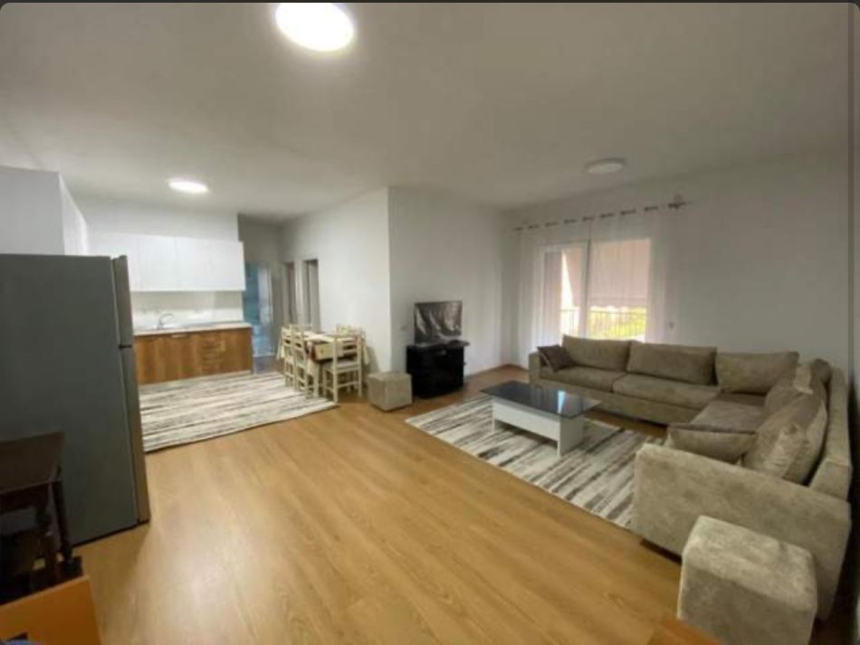 Tirane, jepet me qera apartament 3+1 Kati 5, 120 m² 650 € (5 Maj)