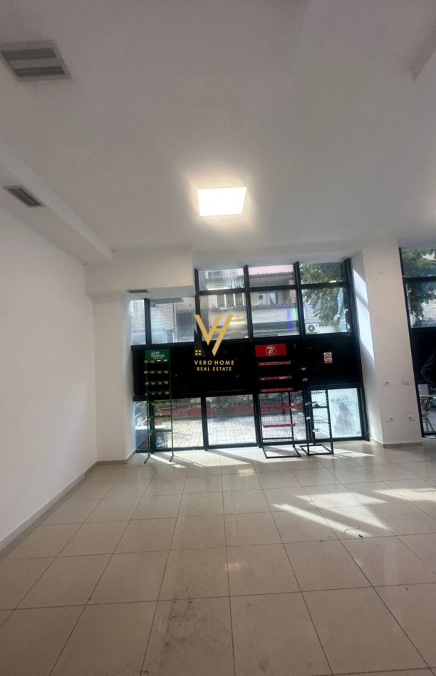 Tirane, jepet me qera dyqan Kati 0, 100 m² 850 € (BRRYLI)