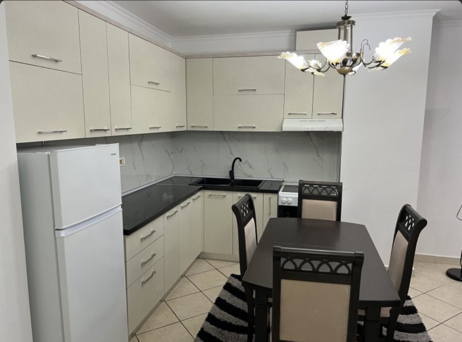 Tirane, jepet me qera apartament 2+1+Ballkon Kati 4, 600 € 