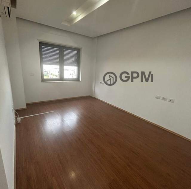 Tirane, jepet me qera ambjent biznesi Kati 7, 130 m² 700 Euro (Ring Center)