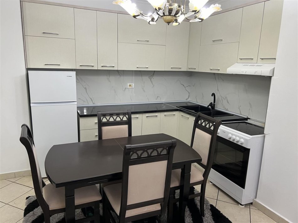 Tirane, jepet me qera apartament 2+1 Kati 4, 95 m² 600 € (komuna e parisit)