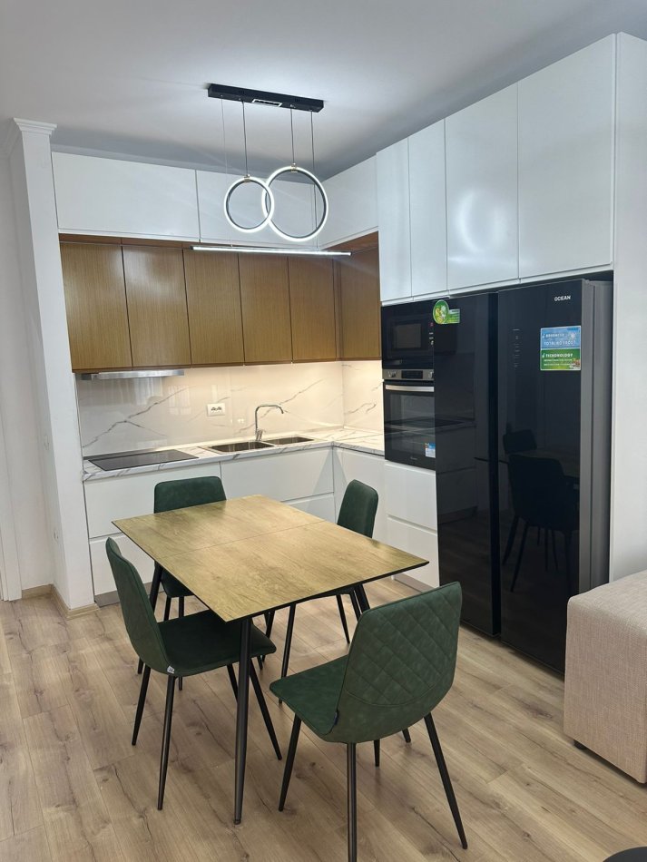 Tirane, jepet me qera apartament 2+1 Kati 6, 100 m² 650 € (Kinostudio)