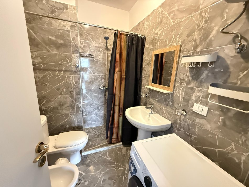 Tirane, jepet me qera apartament 2+1 Kati 8, 86 m² 600 € (rruga ndre mjeda)