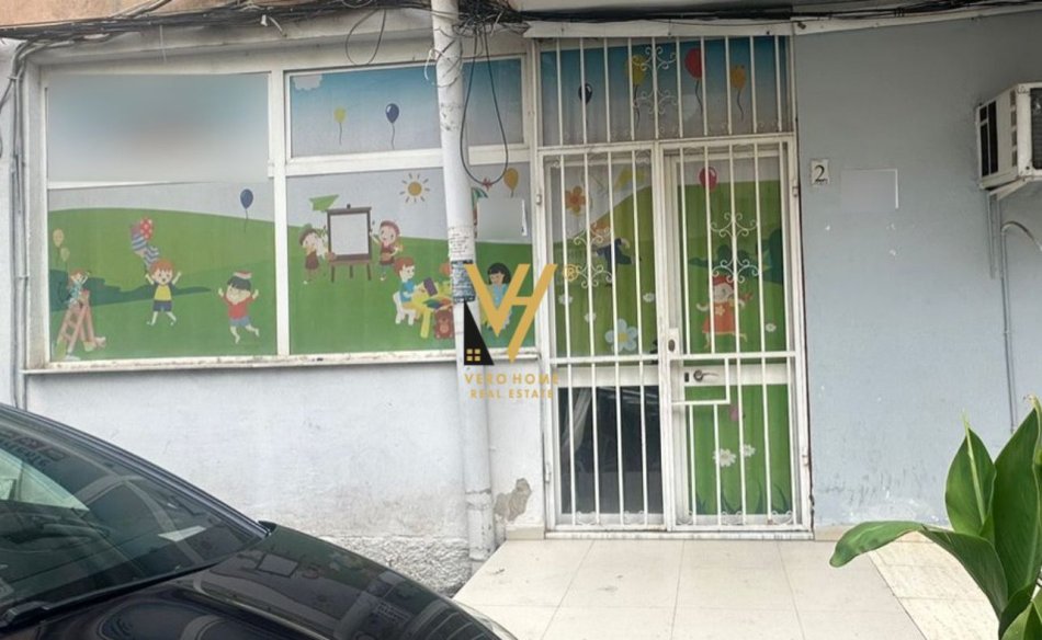 Tirane, shitet dyqan Kati 1, 60 m² 126.000 € (RRUGA E ATJONIT)