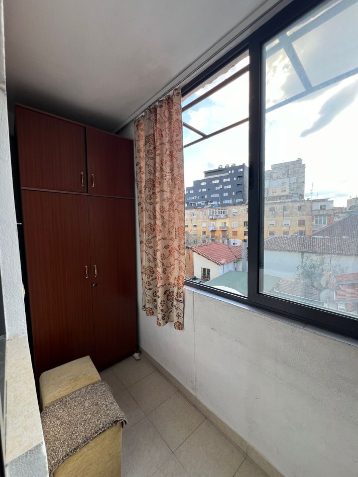 Jepet me qera Apartamenti 1+1 400 euro , Rruga Fortuzi prane Shkolles Jeronim Derada .