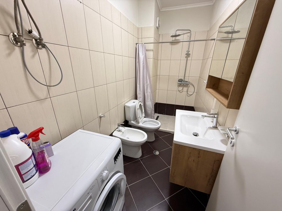Tirane, jepet me qera apartament 1+1 Kati 5, 70 m² 350 € (misto mame)