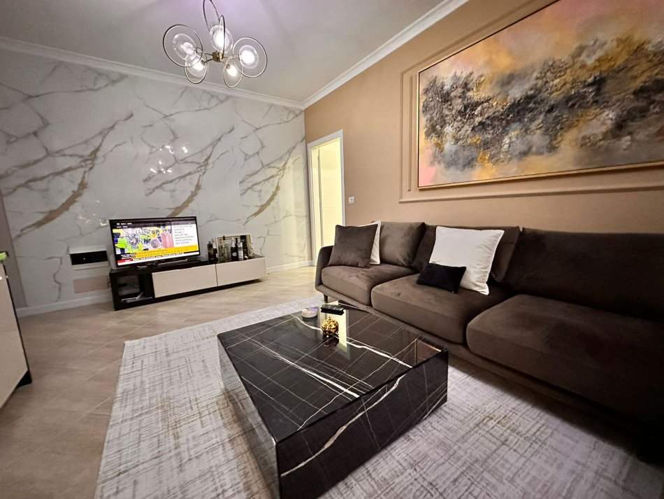 Tirane, jepet me qera apartament 2+1+P (i mobiluar) , 1.000 € (Kodra e Diellit,prane bonavita bar).