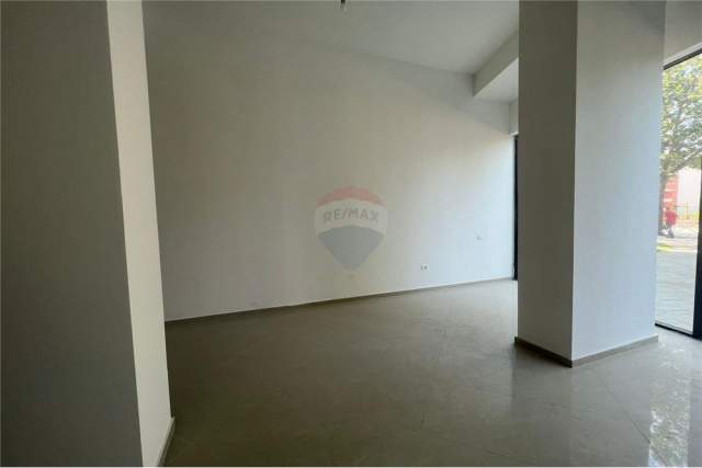 Tirane, jepet me qera ambjent biznesi Kati 0, 85 m² 1.300 Euro (Rruga e Kavajes)