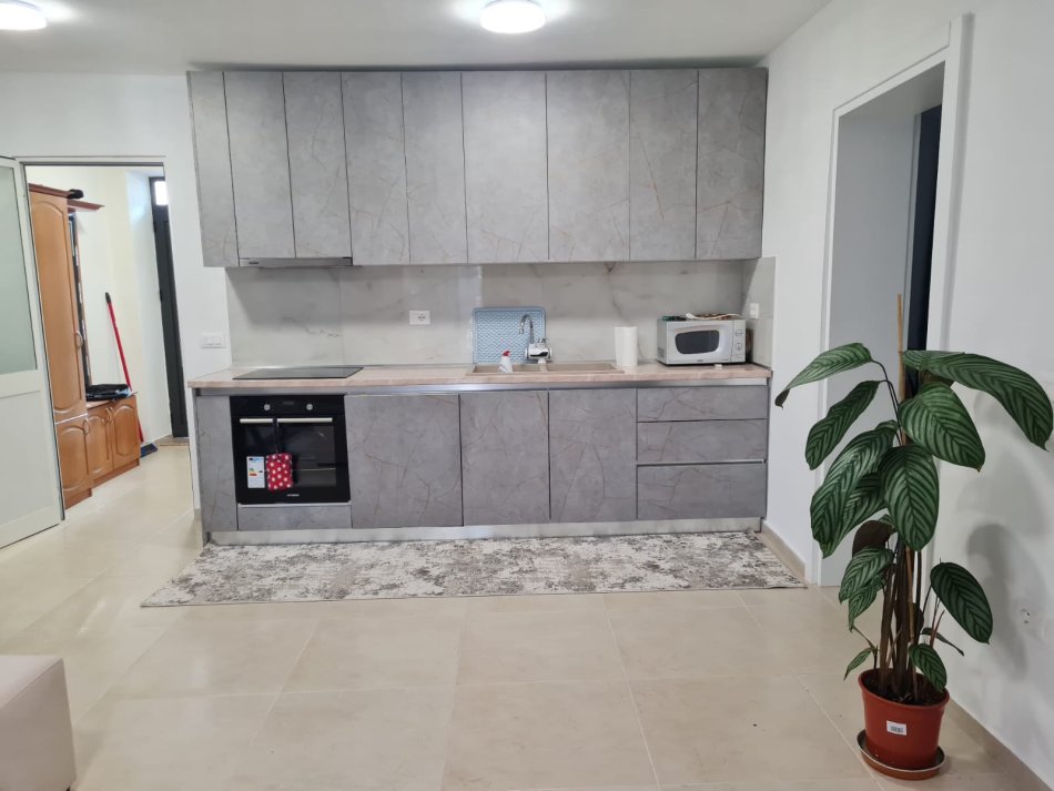 Tirane, jepet me qera apartament 2+1 Kati 2, 100 m² 900 € (Bllok)