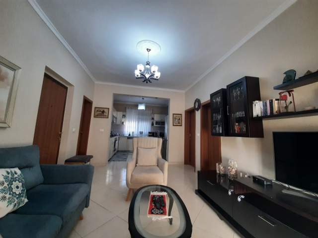 Tirane, jepet me qera apartament 2+1 Kati 3, 80 m² 500 Euro (Rruga e Durresit, prane Kafe Flora)