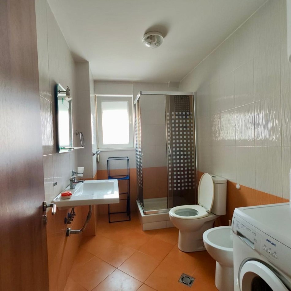 Tirane, shitet apartament 2+1+Ballkon, , 110 m² 185,000 € (Rruga Frosina Plaku)