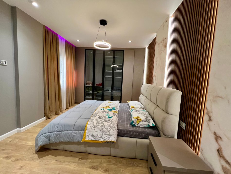 Tirane, jepet me qera apartament 2+1+Ballkon Kati 2, 116 m² 950 € (Liqeni i Farkes)