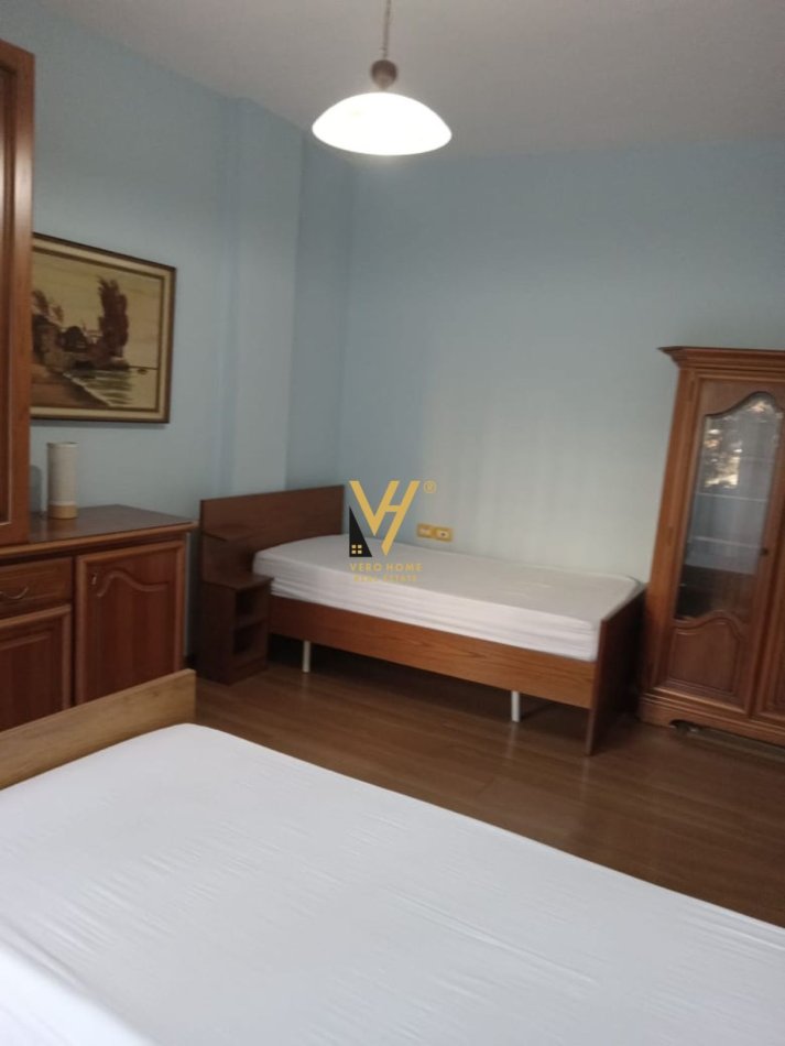 Tirane, jepet me qera shtepi 2+1+Ballkon Kati 2, 120 m² 750 € (MYSLYM SHYRI)