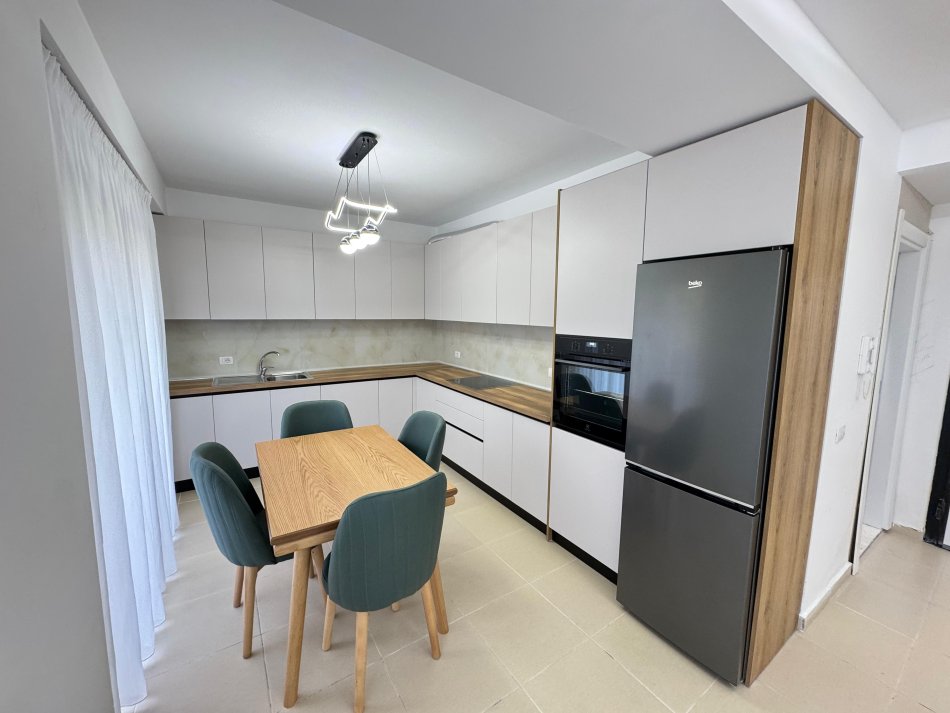 Tirane, jepet me qera apartament 2+1+Ballkon Kati 1, 170 m² 1.000 € (kodra e diellit)