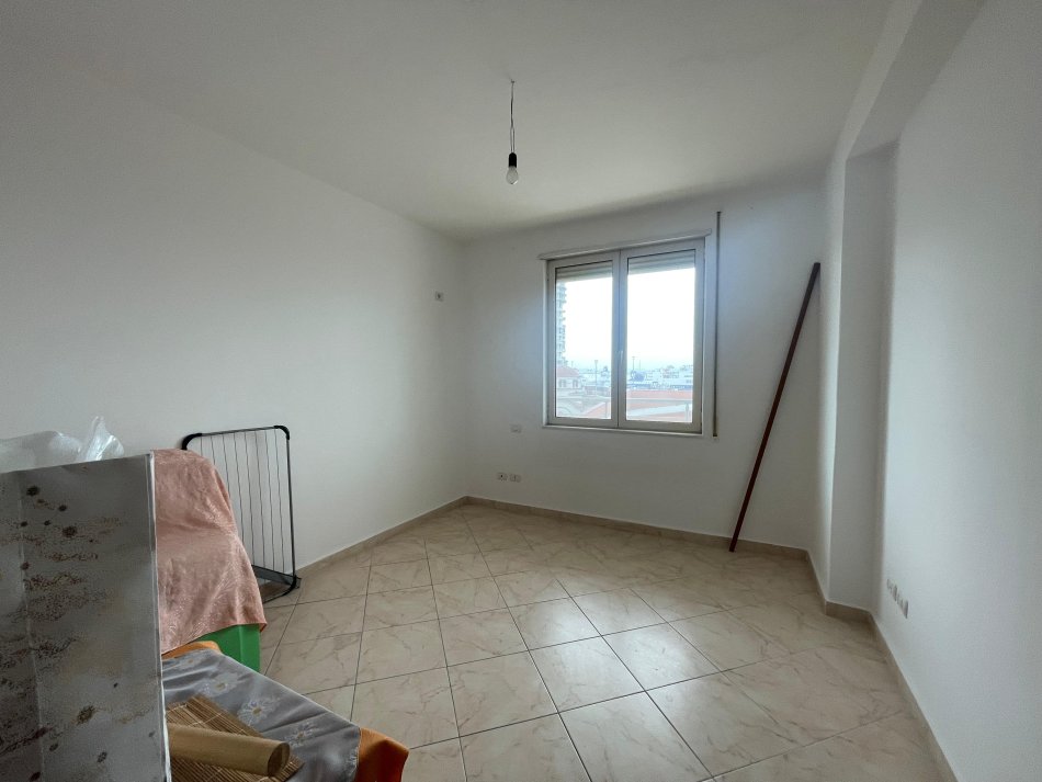 Durres, jepet me qera apartament 2+1+Ballkon, Kati 4, 105 m² 400 € (Bulevardi Epidamn)