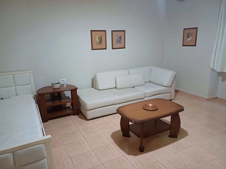 Tirane, jepet me qera apartament 2+1+Aneks+Ballkon Kati 2, 85 m² 700 € (sheshi willson)