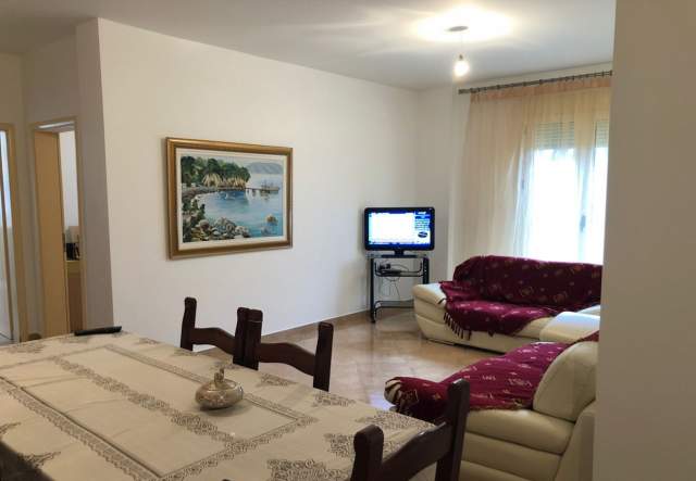 Vlore, jepet me qera apartament 120 m² 300 Euro