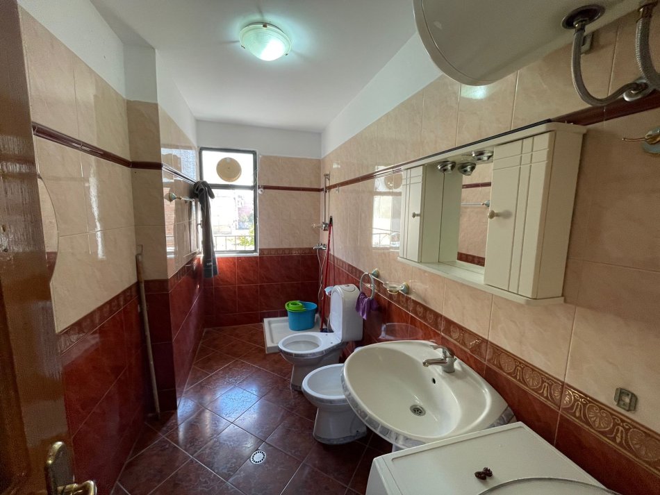 Tirane, jepet me qera apartament 2+1 Kati 3, 75 m² 450 € (Xhamia Xhura)