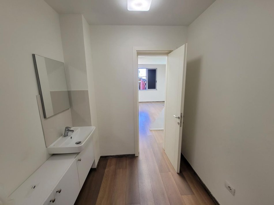 Tirane, jepet me qera apartament Kati 2, 95 m² 600 € (Rruga e Kavajes)