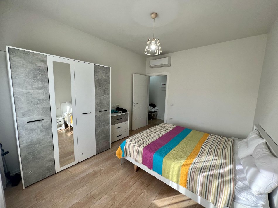 Tirane, jepet me qera 2+1 Kati 4, 100 m² 1.300 € (rruga e kosovareve)