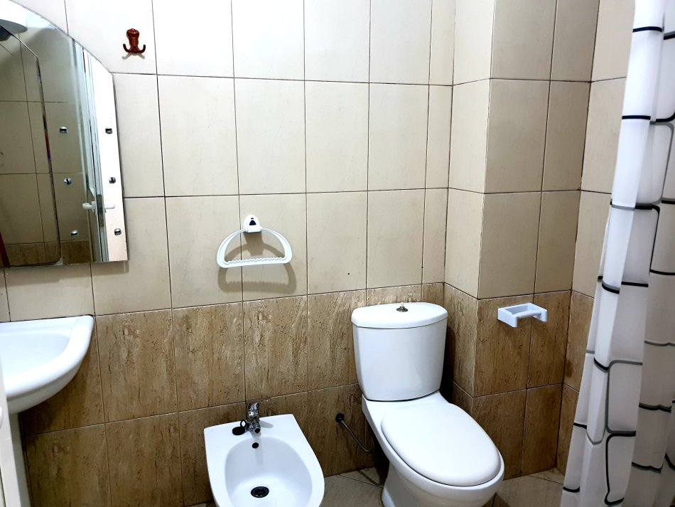 Tirane, jepet me qera apartament 2+1+Ballkon Kati 4, 100 m² 400 € (Rrga Besim Alla, Yzberisht)