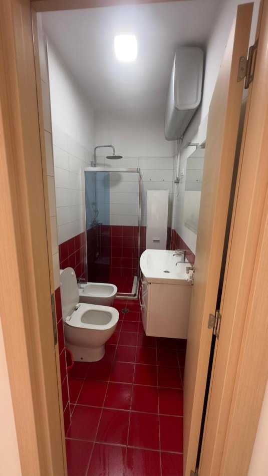Tirane, jepet me qera apartament 3+1 Kati 1, 220 m² 600 € (Yrshek)