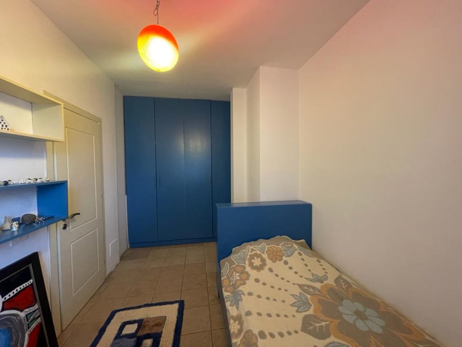 Tirane, jepet me qera apartament 2+1+Ballkon Kati 14, 75 m² 500 € (Bulevardi zogu i 1, prane kafe new york)