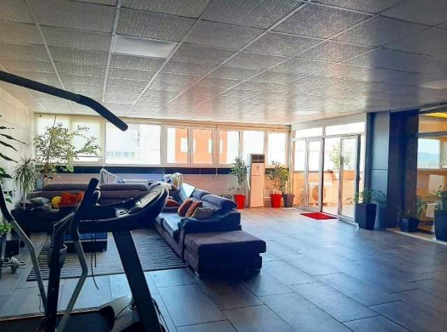 Tirane, jepet me qera ambjent biznesi Kati 5, 330 m² 3.000 Euro