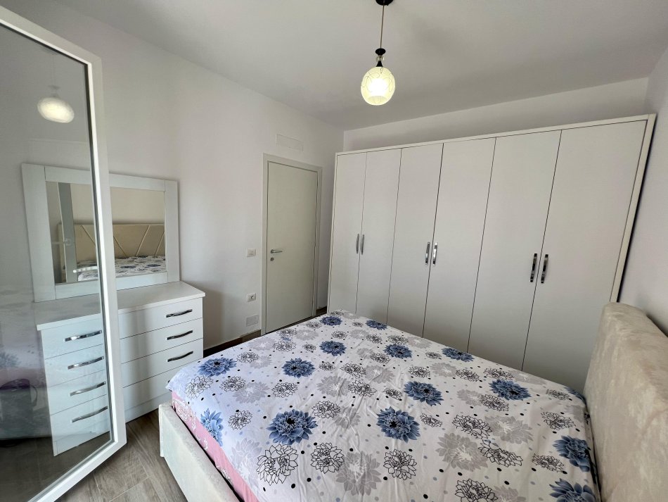 Tirane, jepet me qera 1+1 Kati 5, 75 m² 450 € (rruga 5 maji)