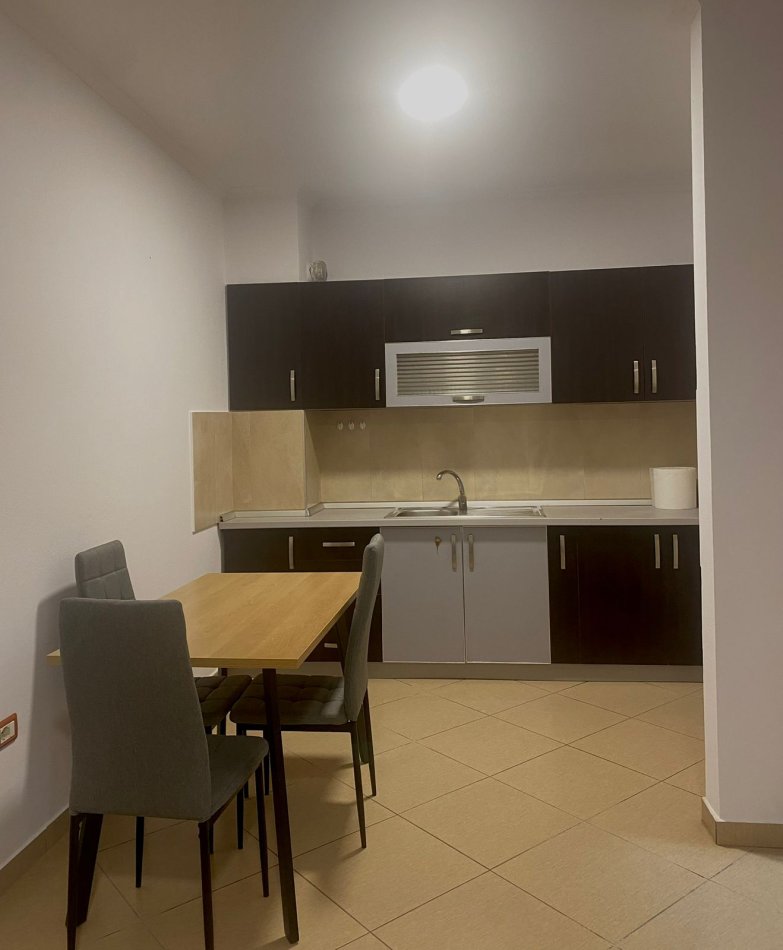 Tirane, jepet me qera apartament 1+1 Kati 2, 65 m² 450 € (Yzberisht)