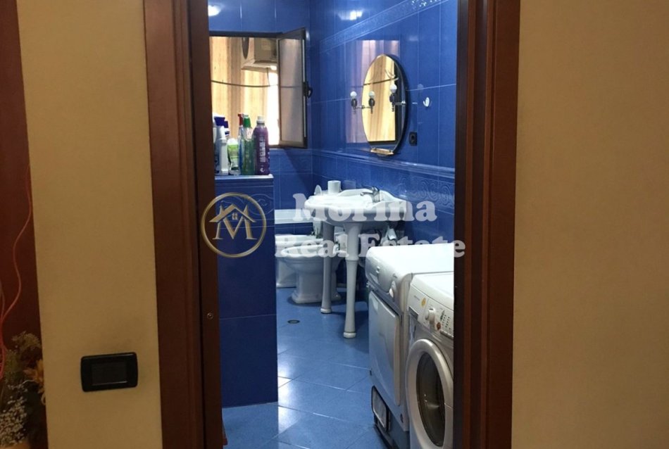 Tirane, jepet me qera apartament 3+1 Kati 3, 155 m² 700 € (Komuna Parisit)