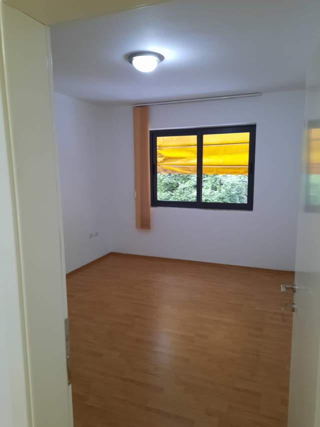 Tirane, jepet me qera ambjent biznesi Kati 2, 100 m² 1.000 Euro (shushica)
