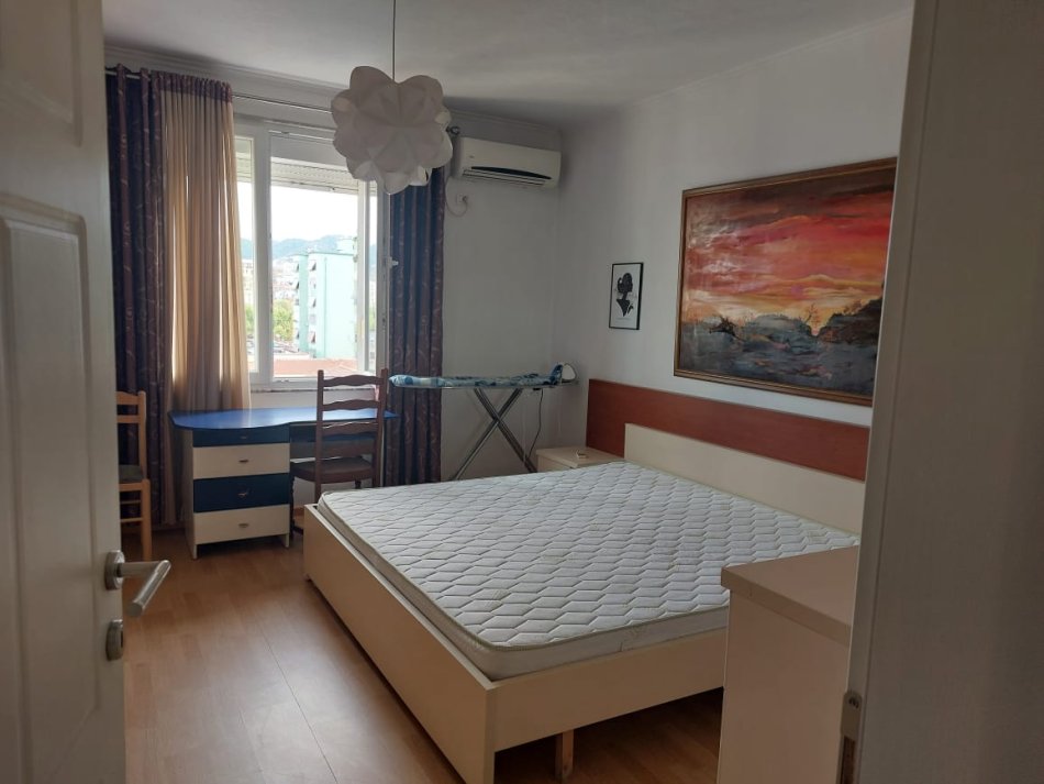 Tirane, jepet me qera apartament 3+1 Kati 6, 156 m² 1.200 € (Myslym Shyri)