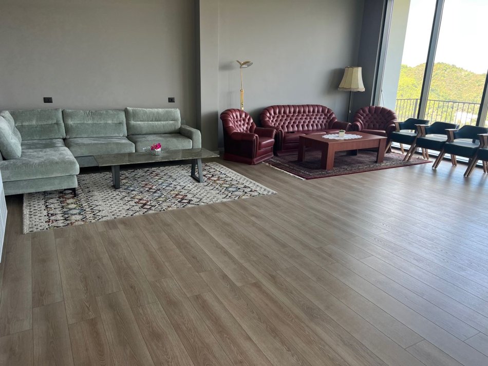 Tirane, shitet Vile 3 Katshe , 5.000 m² 1.000.000 € (Prane Kalase Se Petreles)