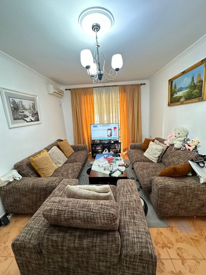 Tirane, shes apartament 3+1+Ballkon, Kati 3, 103 m2 144,000 € (Xhamllik)