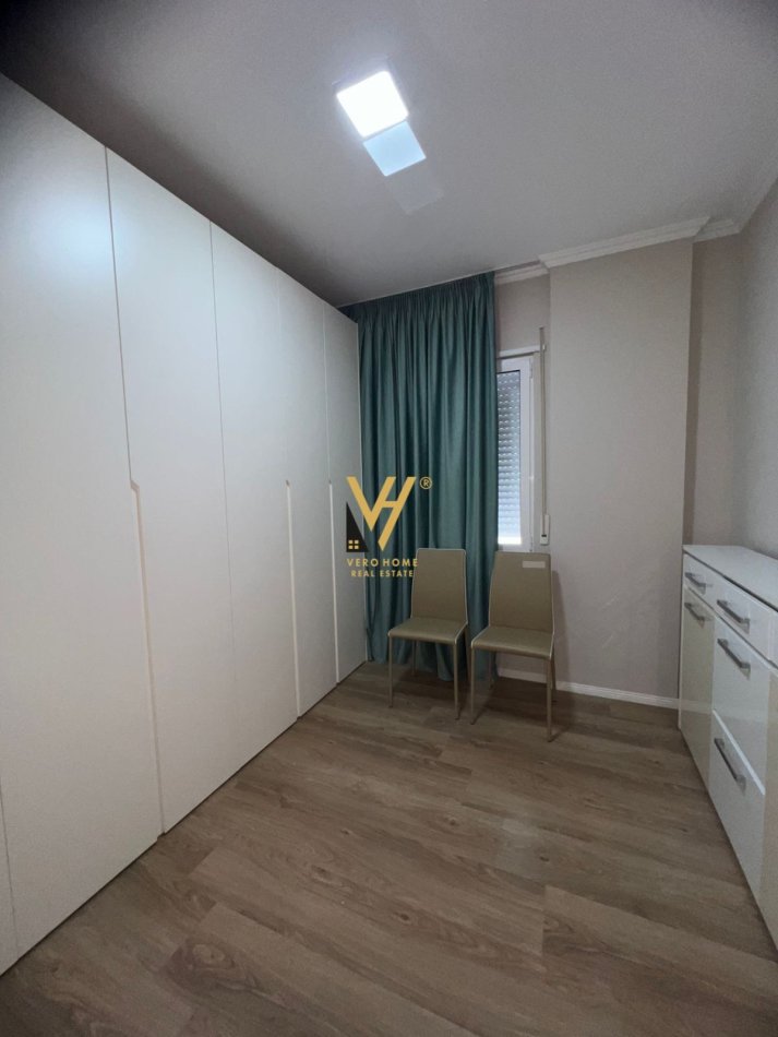 Tirane, jepet me qera apartament 3+1+Ballkon Kati 4, 120 m² 1.000 € (LIQENI I THATE)