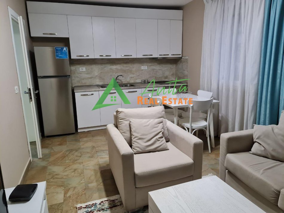 Tirane, jepet me qera apartament 1+1 Kati 3, 80 m² 550 € (Blv Bajram Curri)