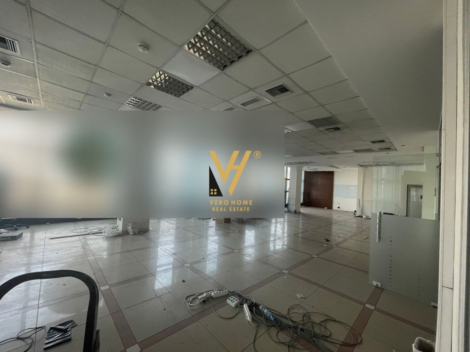 Tirane, jepet me qera ambjent biznesi Kati 1, 400 m² 2.700 € (SELITE)