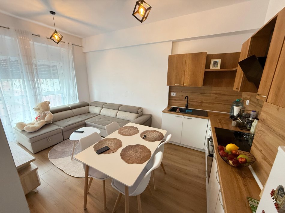 Tirane, jepet me qera apartament 1+1 Kati 4, 65 m² 400 € (ali demi)
