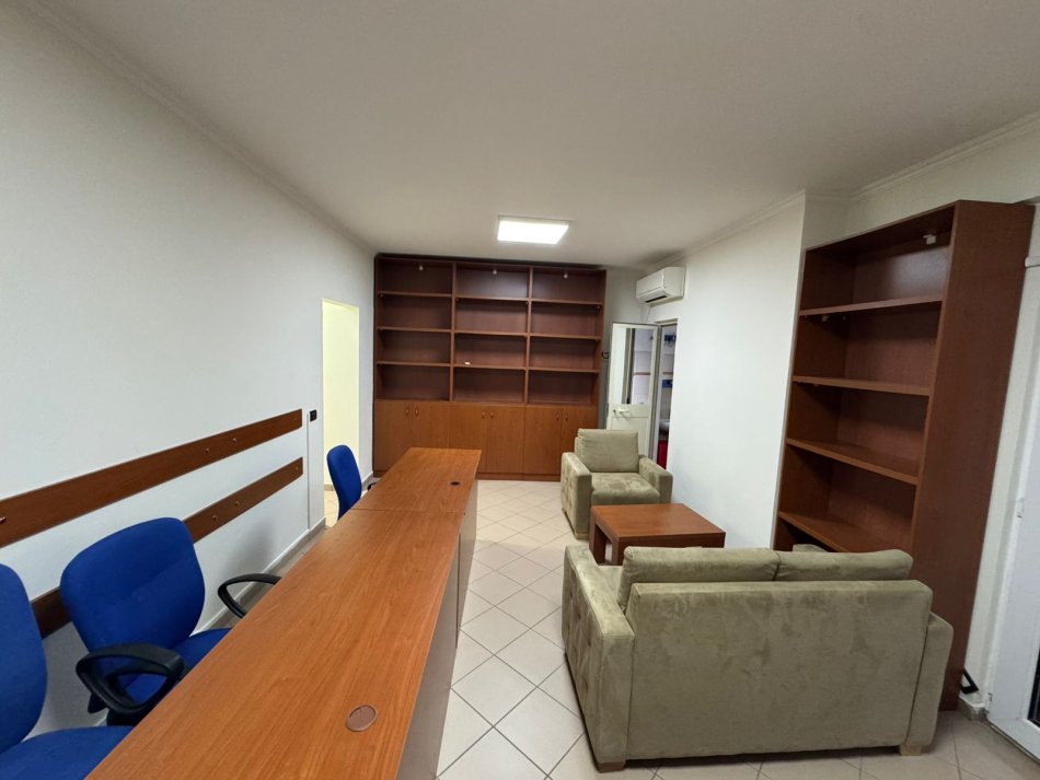 Durres, jepet me qera zyre Kati 2, 50 m² 250 € (Vollga Durres)