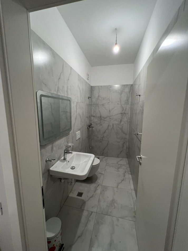 Tirane, shitet apartament 2+1+Ballkon Kati 3, 94 m² 235.000 € 