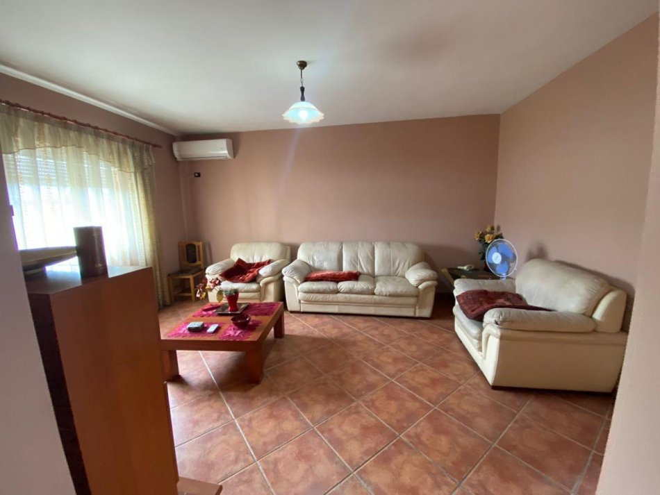 Tirane, jepet me qera apartament 3+1 Kati 5, 55.000 € (Prane shkolles 1 Maj)