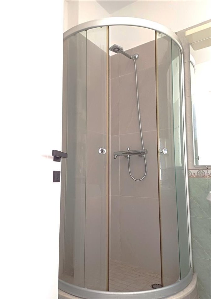 Tirane, jepet me qera apartament 2+1+Ballkon Kati 3, 80 m² 500 € (rruga irfan tomini , perballe hotel hillton)