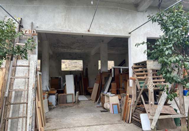 Elbasan, jepet me qera magazine 200 m² 40.000 Leke