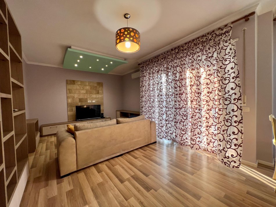 Tirane, jepet me qera apartament 1+1+Ballkon Kati 6, 76 m² 600 € (pazari i ri)
