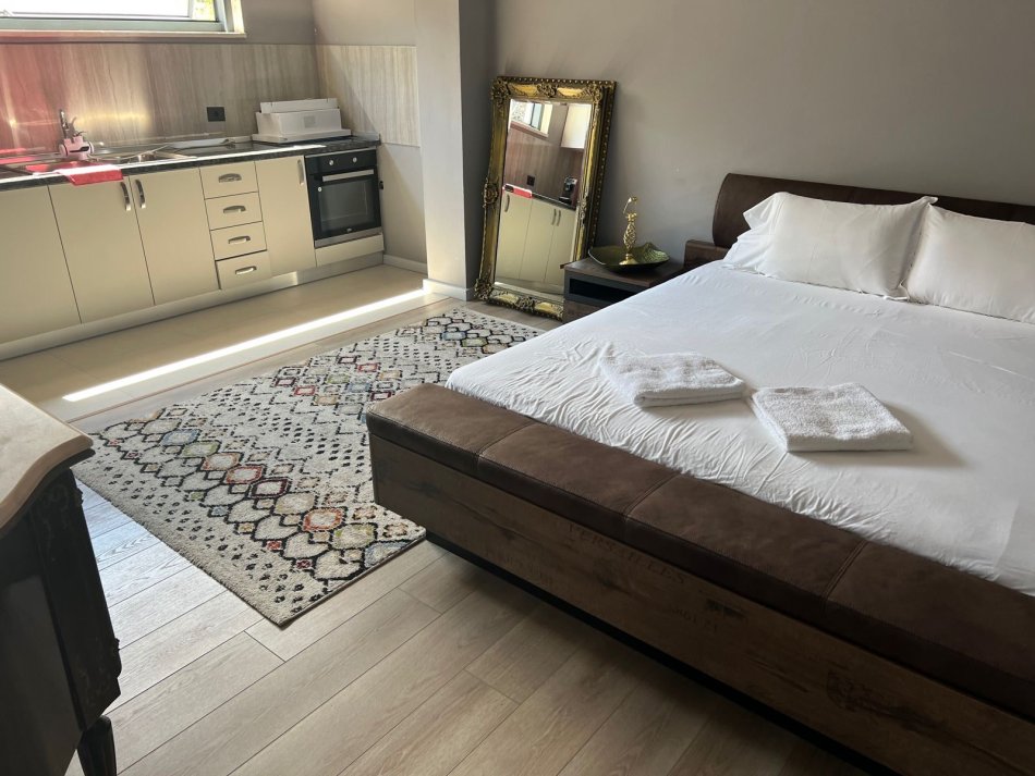 Tirane, shitet Vile 3 Katshe , 5.000 m² 1.000.000 € (Prane Kalase Se Petreles)