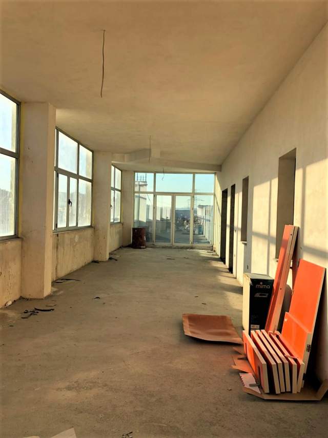 Tirane, jepet me qera lokal 290 m² 1.500 Euro