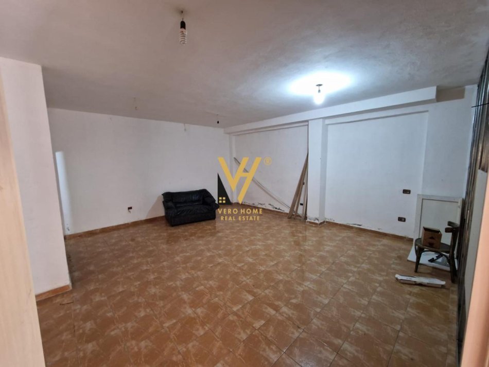 Tirane, jepet me qera dyqan Kati 0, 65 m² 450 € (KODRA E DIELLIT)