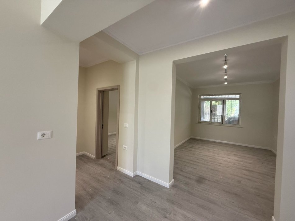 Tirane, jepet me qera ambjent biznesi Kati 0, 80 m² 1.500 € 